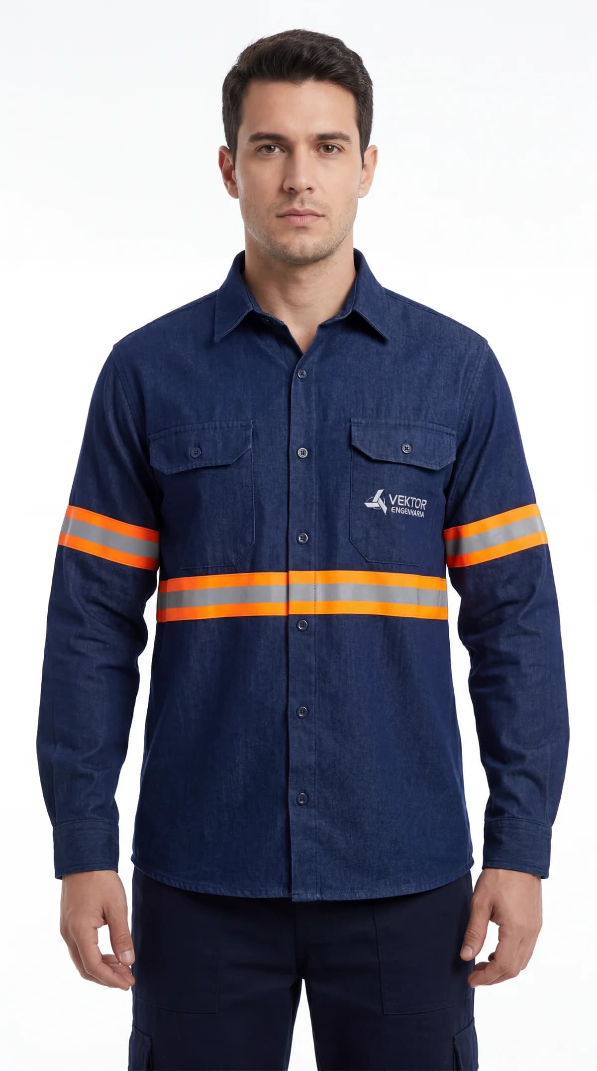 Homem vestindo camisa de trabalho com faixas refletivas laranja