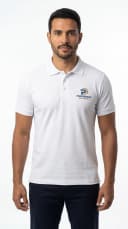 Homem vestindo camisa polo branca com bordado corporativo