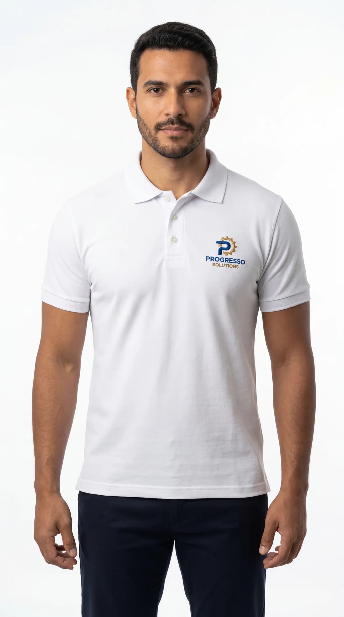 Homem vestindo camisa polo branca com bordado corporativo