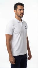 Camisa polo branca - variação de pose