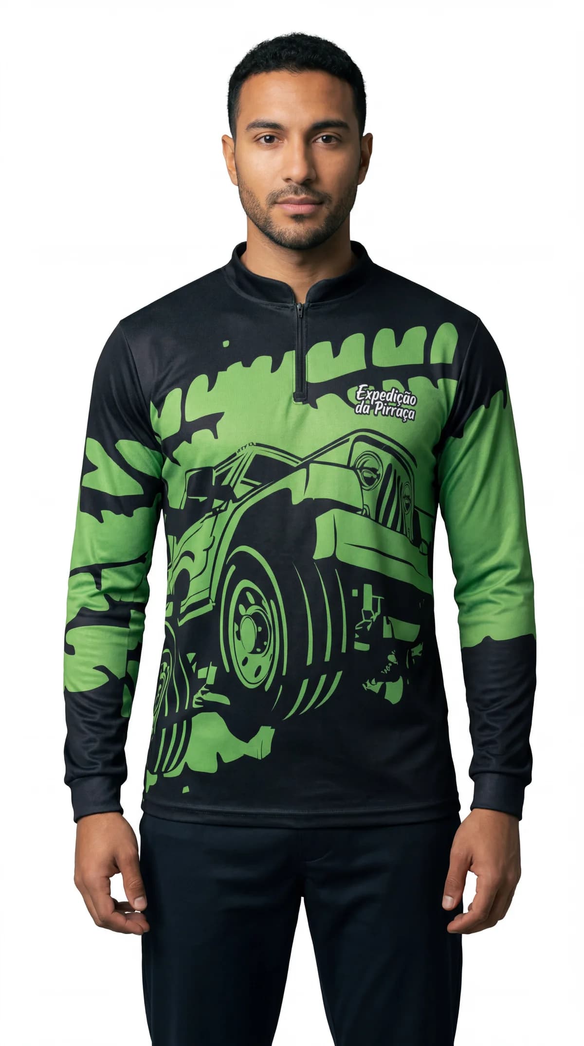 Homem vestindo camiseta de pesca sublimada manga longa