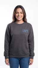 Mulher vestindo moletom cinza chumbo gola redonda