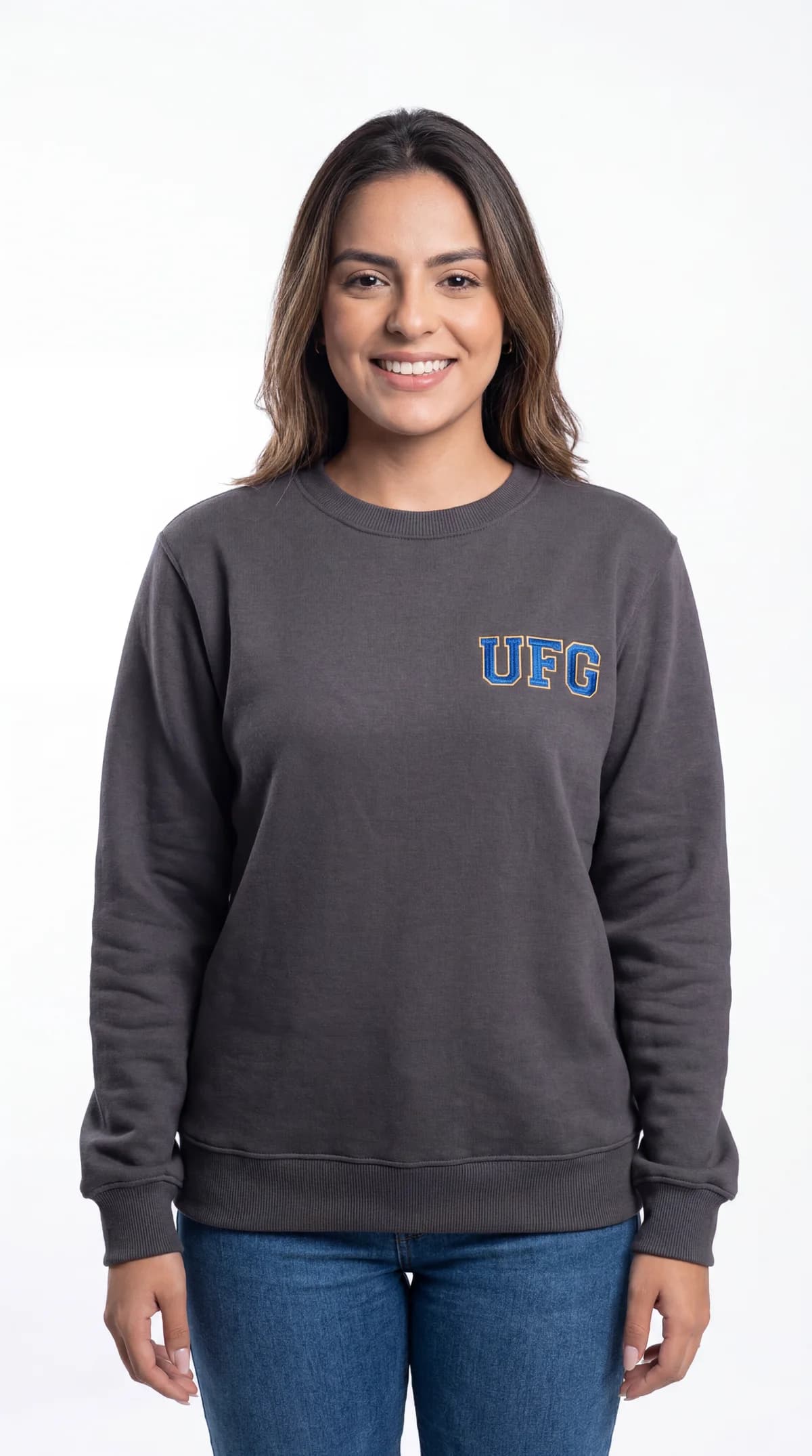 Mulher vestindo moletom cinza chumbo gola redonda