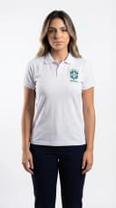Polo feminina branca com emblema bordado - vista frontal