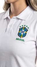 Detalhe do emblema bordado e gola contrastante