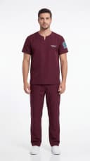 Homem vestindo conjunto scrub hospitalar vinho