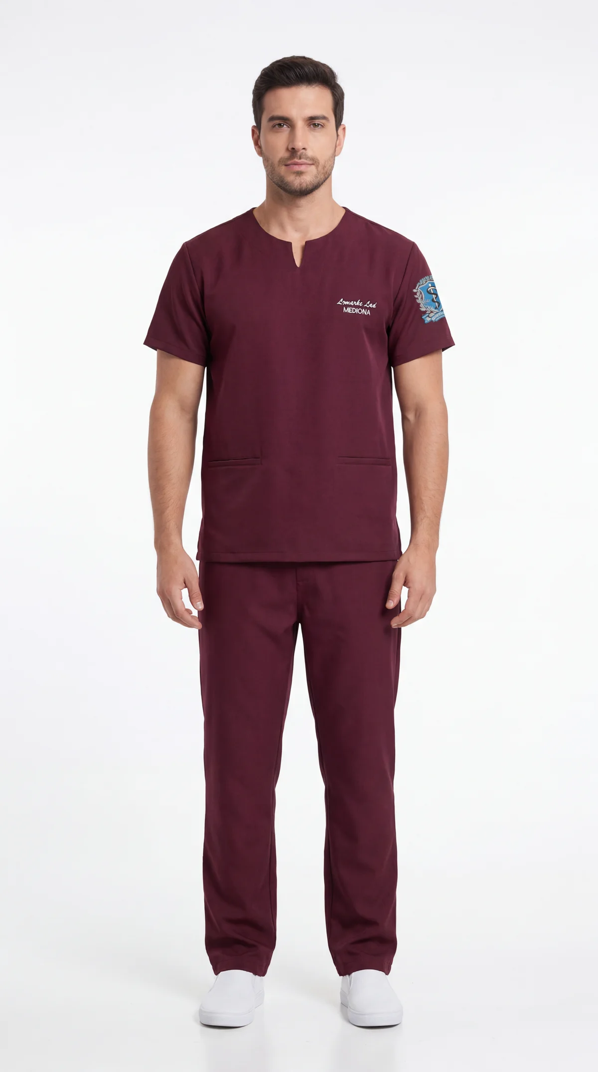 Homem vestindo conjunto scrub hospitalar vinho