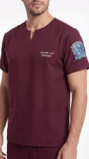 Detalhe da gola V e bolso do scrub