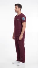 Mulher vestindo conjunto scrub hospitalar