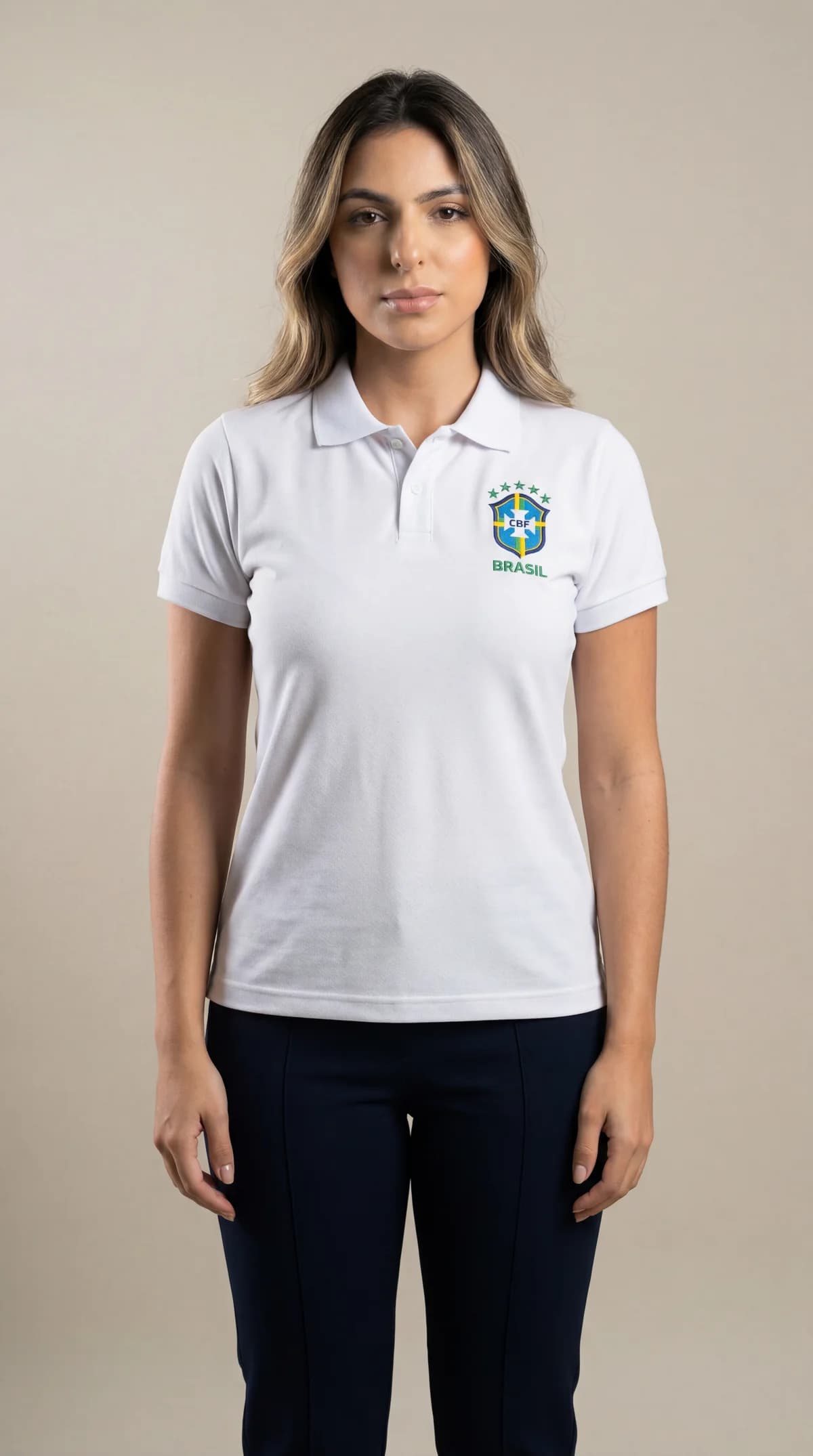 Mulher vestindo polo branca com emblema bordado